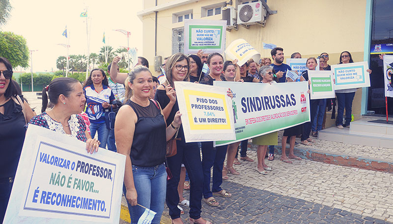 [Professores municipais em luta pelo reajuste do piso salarial]