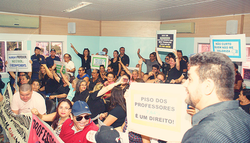 [Professores municipais em luta pelo reajuste do piso salarial]